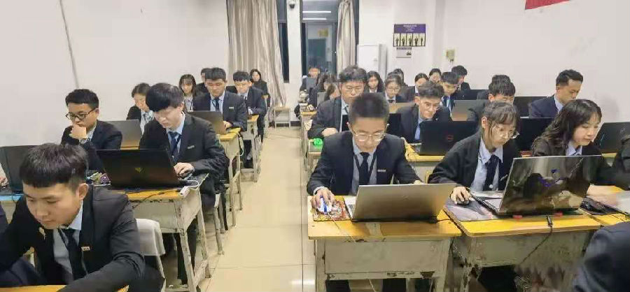 八维学校一所专注培养互联网人才的新型IT职业技能培训学校