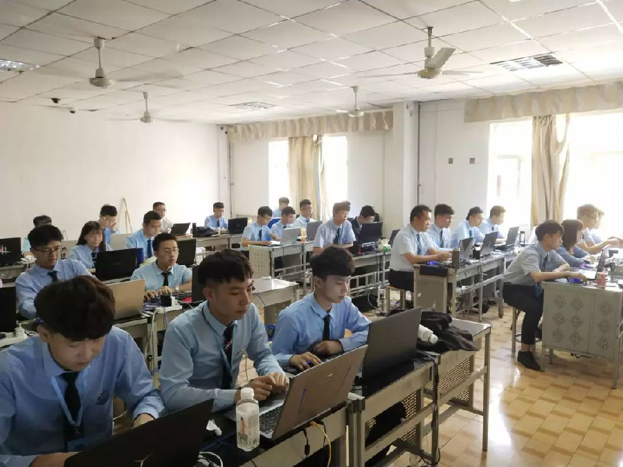 八维学院让你拥有高质量的IT职业教育为学生提供未来职业规划指导