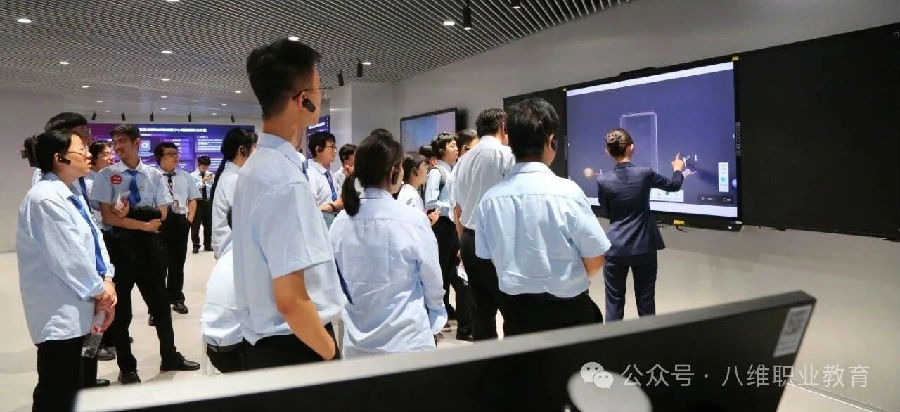 八维职业学校聚焦数字行业高收入岗位要求拔升学子们技能含“金”量