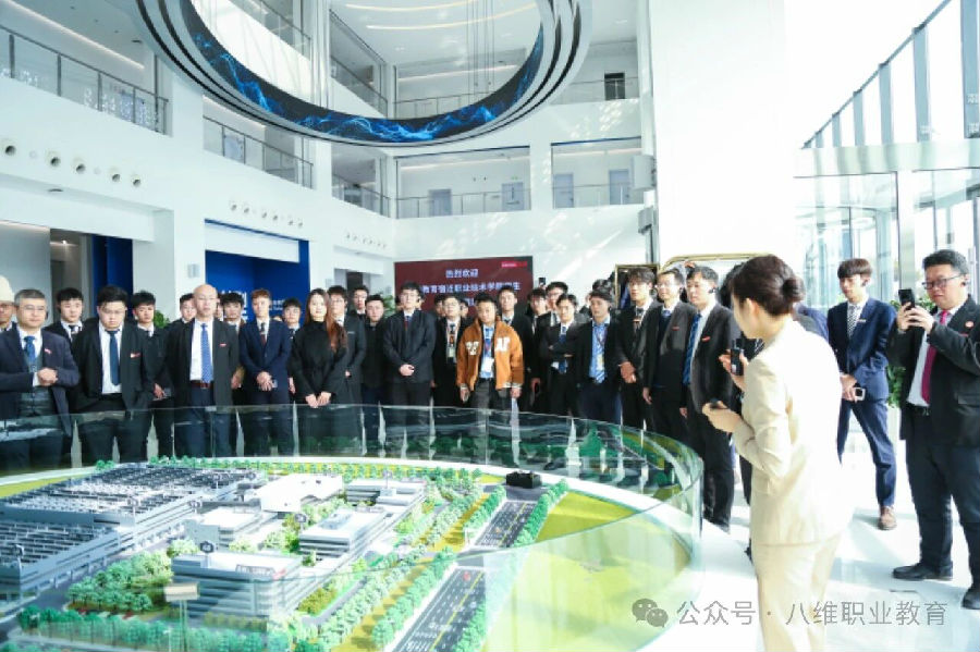 八维职业学校鸿蒙时代技能人才培养的技能新标杆打造鸿蒙技术精英的黄埔军校