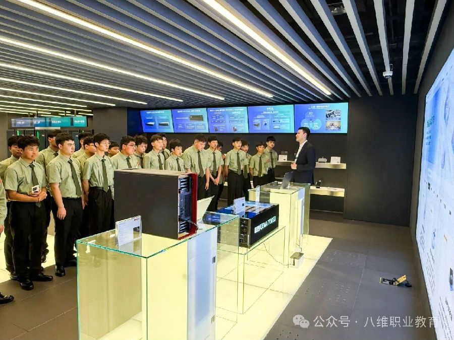 八维职业学校人工智能课程解锁未来就业密码帮助孩子抢占黄金职业生涯起跑线