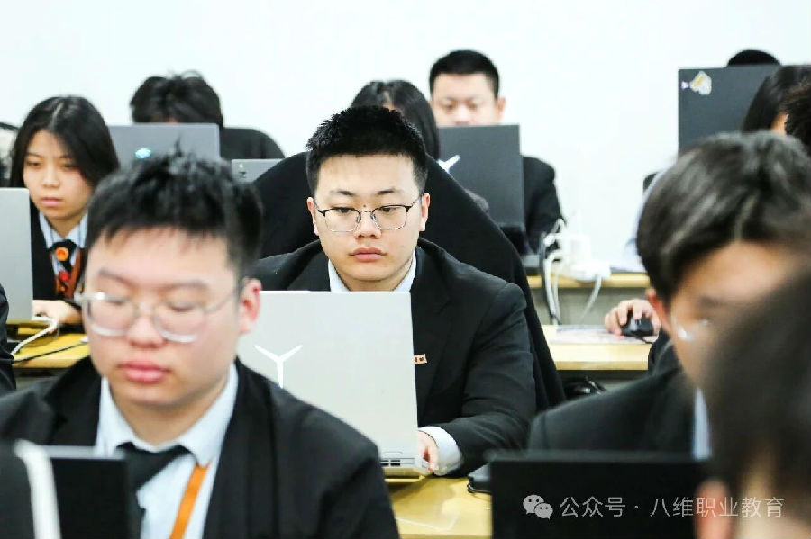 八维职业学校打造企业争抢的实操型技能人才毕业即优质就业
