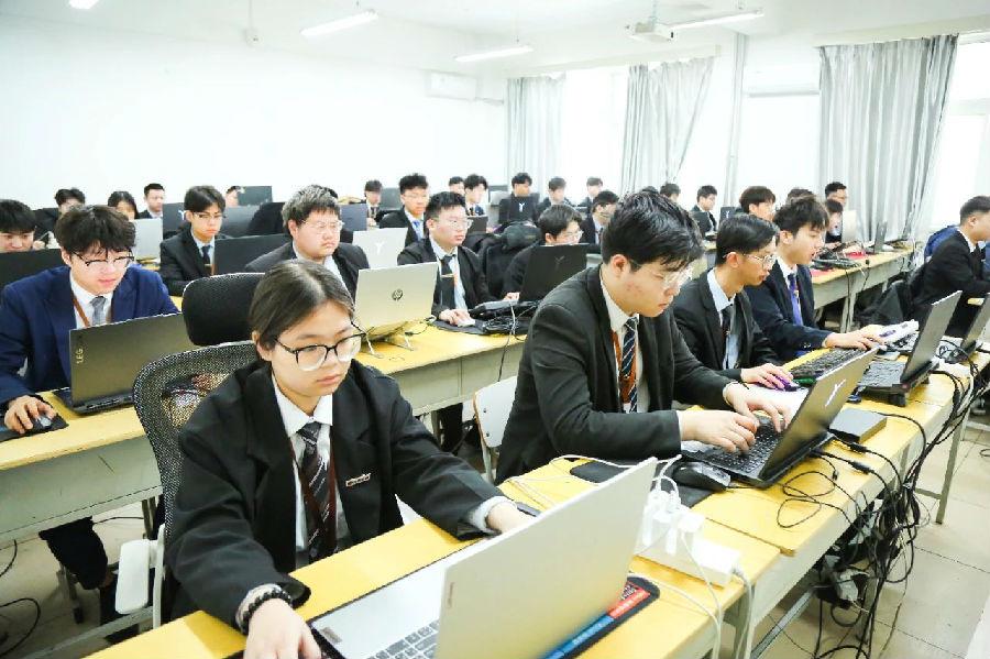 八维职业学校：点燃人工智能梦想，铸就未来辉煌之路！