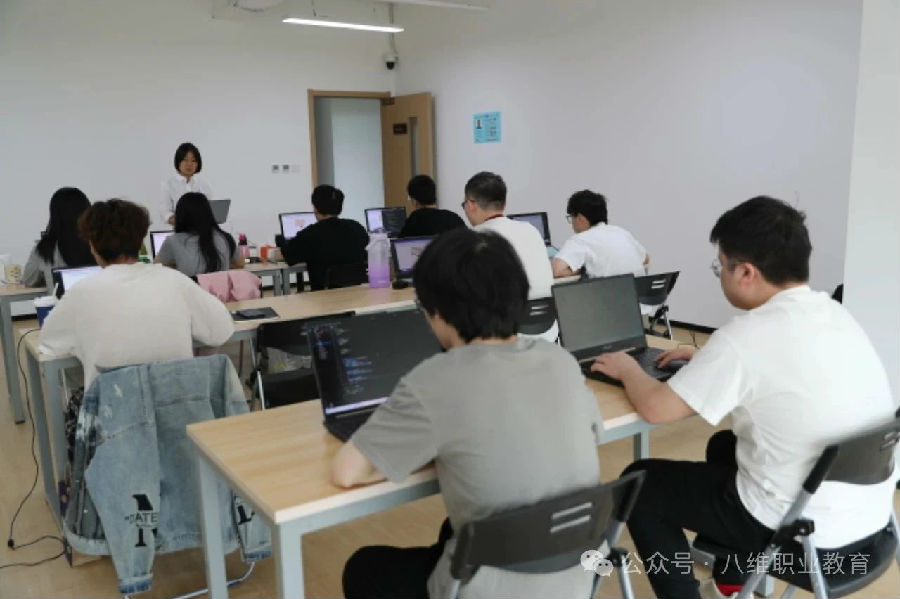 八维职业学校：AI教育的先锋，塑造未来科技巨擘的摇篮！