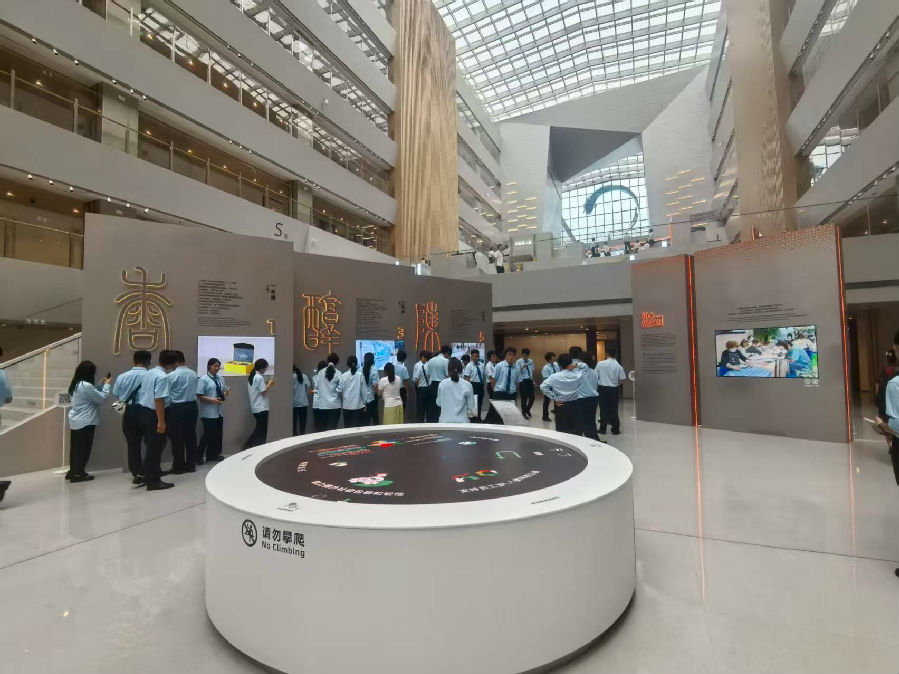八维职业学校：聚焦于人工智能领域就业新征程，铸就技术精英梦！