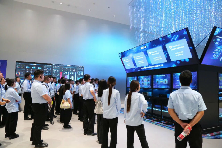 八维职业学校：解码新兴职业新赛道，打造未来智能时代的黄金职业跳板