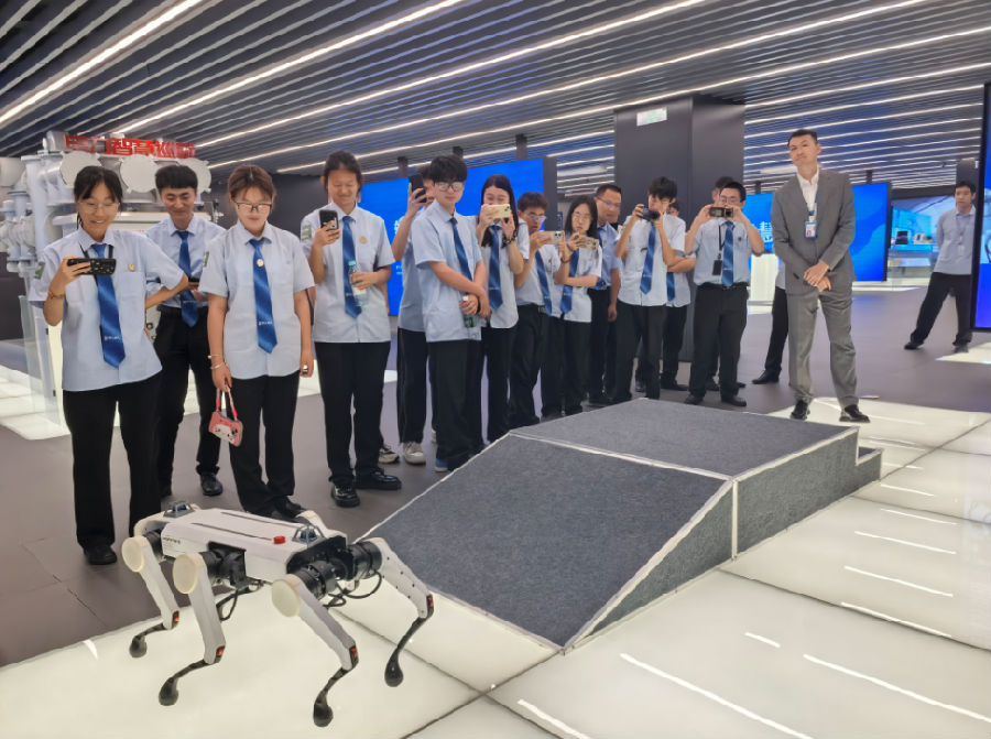 2026年选对赛道赢未来：八维职业学校人工智能专业，如何让普通孩子实现高薪逆袭？