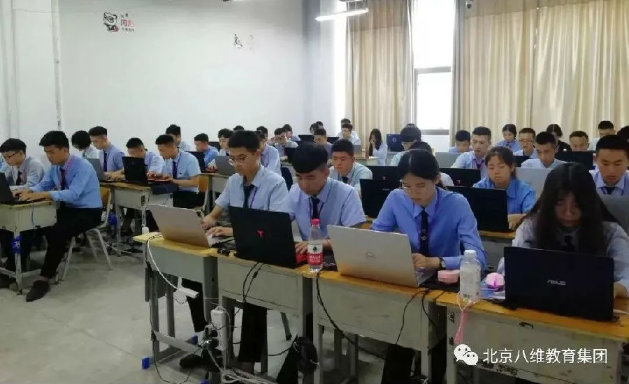 八维教育培训学校提升学生高质量就业