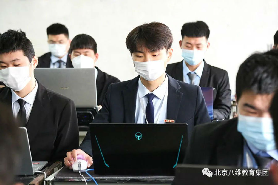 八维教育三型人才培养体系教授学生扎实的专业能力