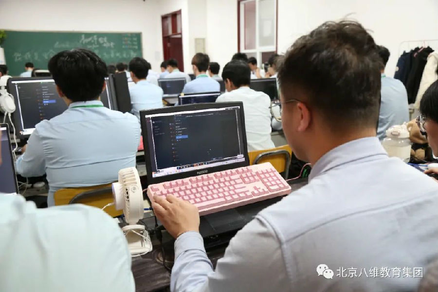 八维学校深耕实践教学体系培养具备人工智能前沿技术AI人才