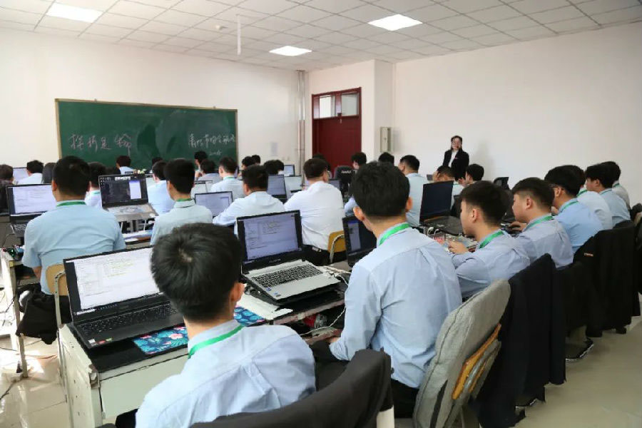八维学院坚持以学生为中心打造云计算行业精英人才