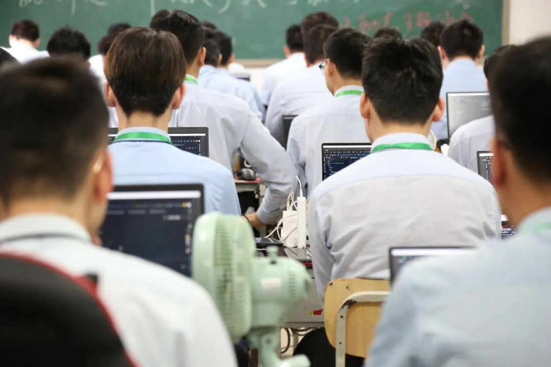 八维学校提高学生数字技术运用能力引领迎接数字化时代