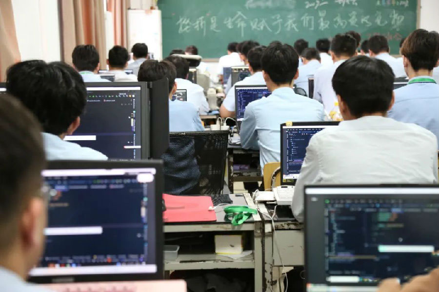 八维教育带你领略前沿科技开创学子物联网职业新篇章