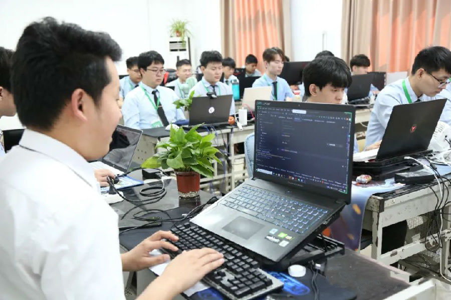 北京八维教育云计算实践项目助推学员掌握行业前沿技术