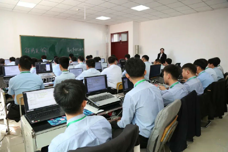 北京八维教育紧贴产业发展开启大数据技能培训课程为学子打开未来的职业大门