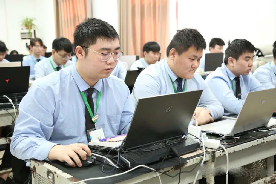 北京八维教育携手科技创新潮流培养学生物联网技术职场新能力
