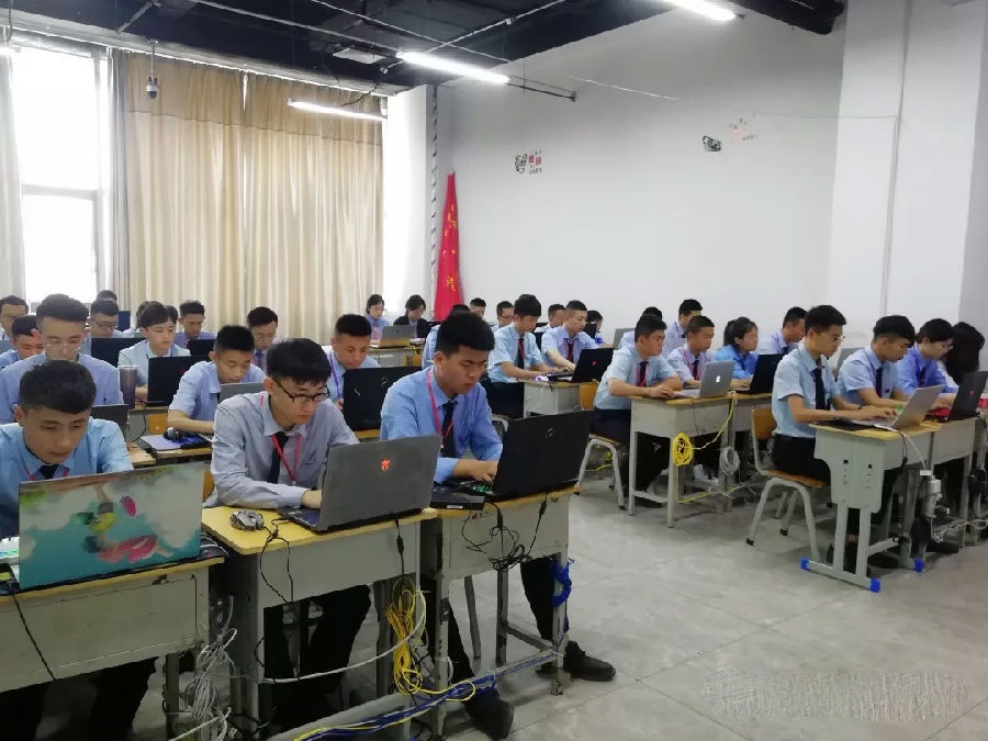 北京八维学校引领创新教育变革培养大数据应用高端人才