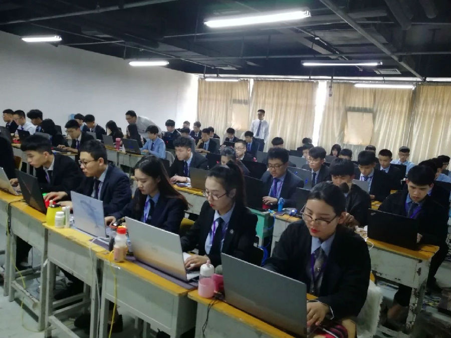 八维学校沉浸式学习之旅带你走上职业发展快车道