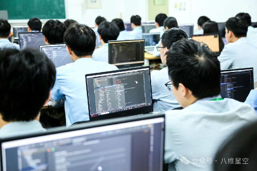 八维职业学校解锁数字技术之门照亮学子每一步前行之路