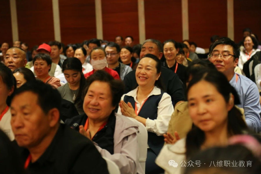 北京八维信息集团大学生短训感恩谢师会隆重举行