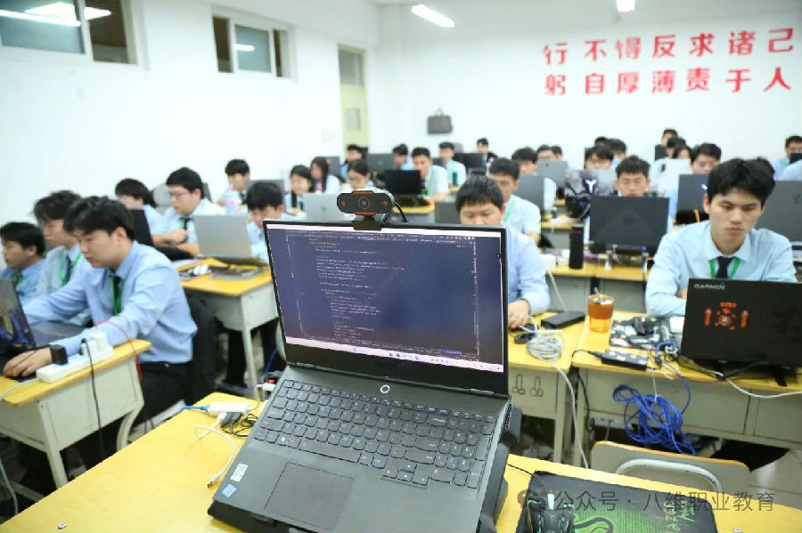 八维职业学校国际新媒体专业六个月直播运营管理实战班招生