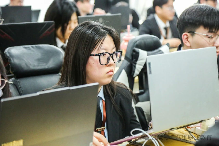 江苏宿迁八维学校机器人时代已至创新引领未来教育