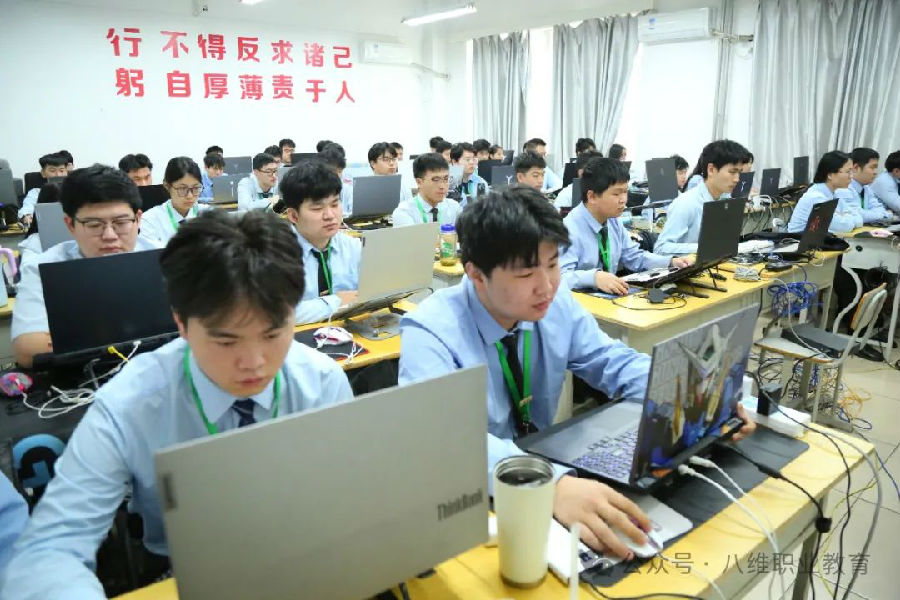 江苏宿迁八维学校引领未来科技潮流打造数字技术人才的璀璨未来