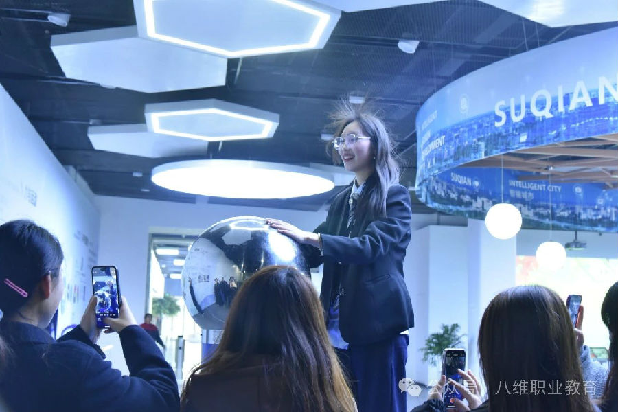 八维职业学校打造职业教育新典范助力学子高效快乐成才