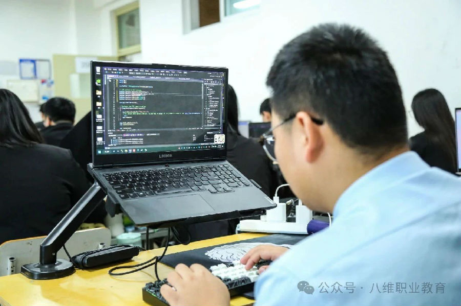 八维职业学校打造职业教育新典范助力学子高效快乐成才