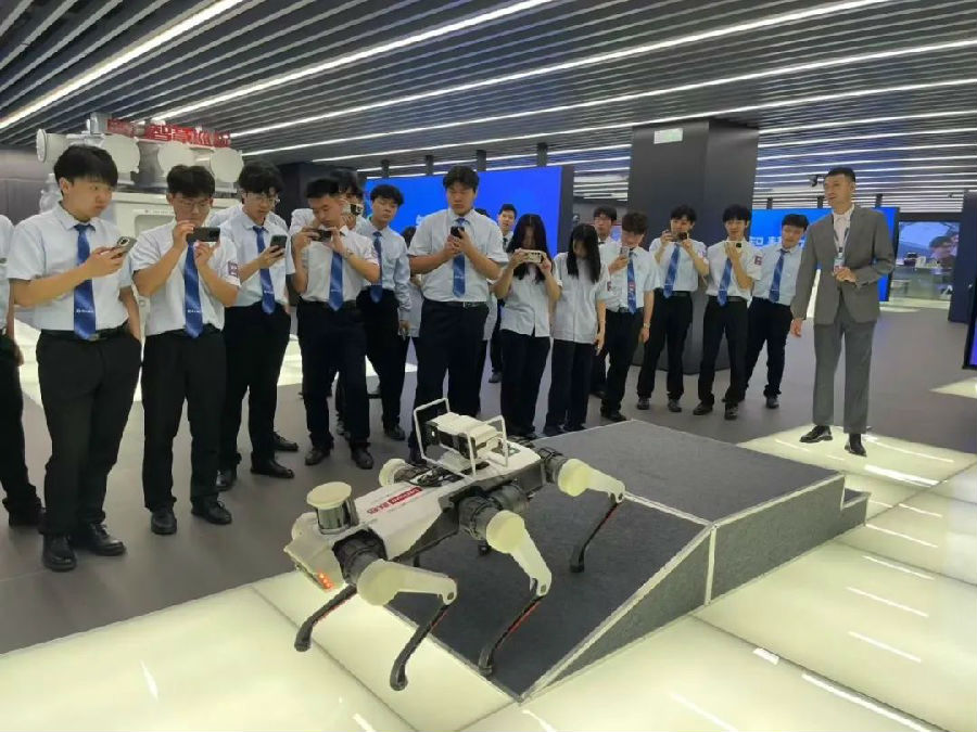 八维职业学校解锁AI未来之门扬帆起航智慧教育新篇章