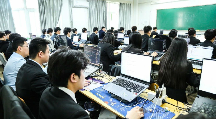 八维职业学校锻造未来数字精英技术人才引领未来就业新风尚