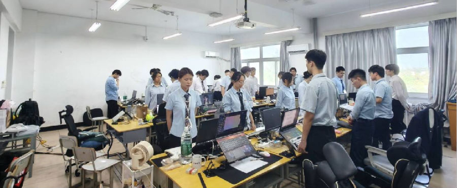 八维职业学校解锁人工智能黄金四类项目赛道铸就未来科技精英的摇篮