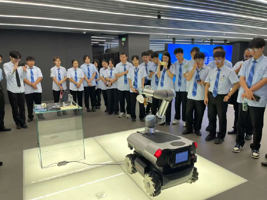 八维职业学校引领人工智能教育变革塑造未来AI智慧之星