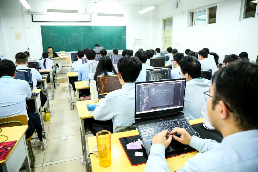 八维职业学校解锁数字领域未来科技密码锻造数字精英的璀璨之路