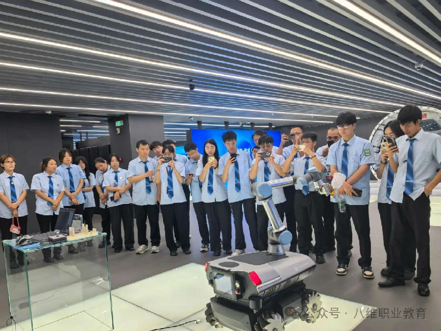 八维职业学校数字技能人才培育高地开启未来职场就业新篇章