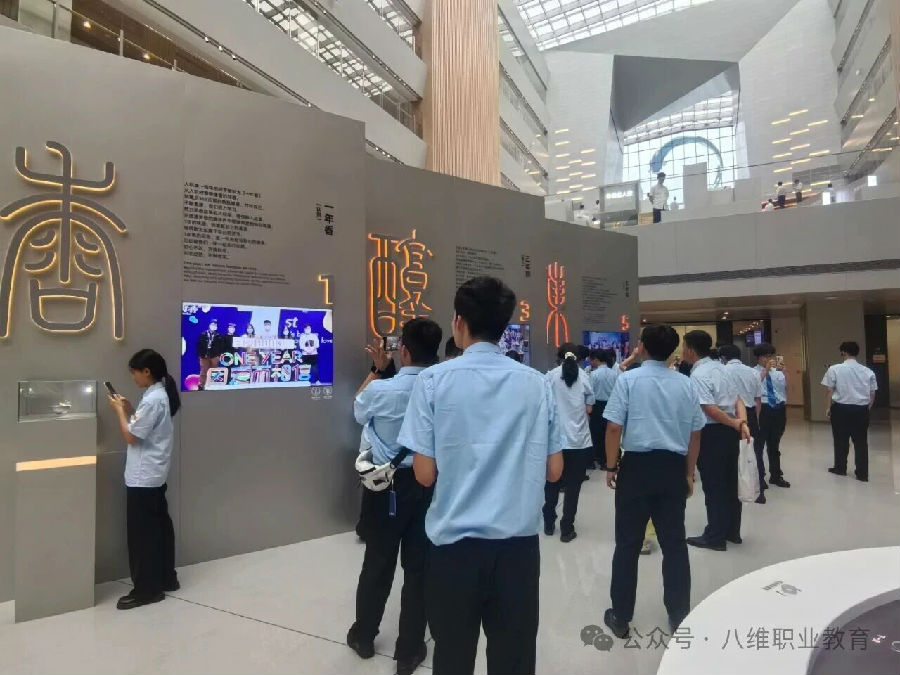 八维职业学校学子去阿里体验电商文化，去百度探索智能驾驶体感
