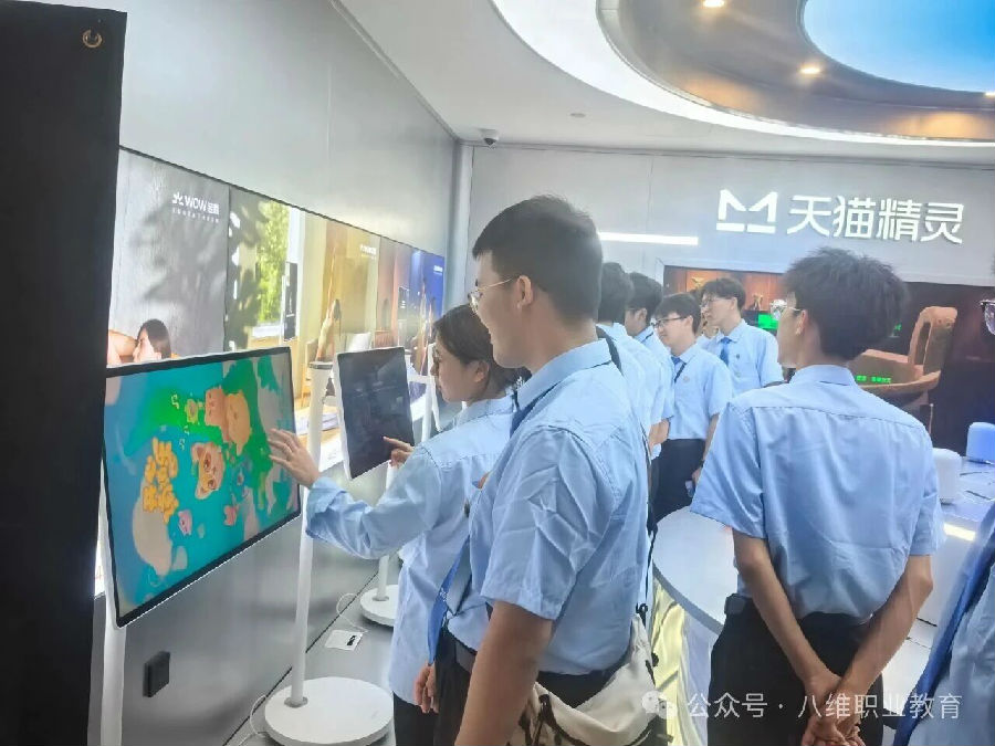 八维职业学校学子去阿里体验电商文化，去百度探索智能驾驶体感