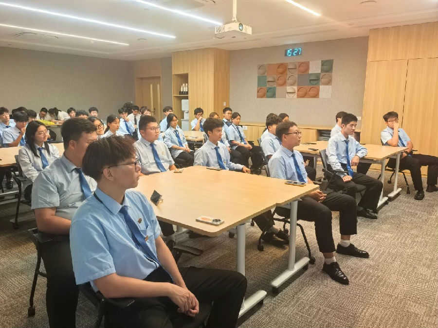 八维教育解码就业市场黄金通行证为毕业学子铺就优质就业坦途