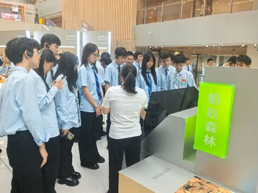 八维职业学校解码数字时代的传播新生态打造数字时代的全能传媒人才