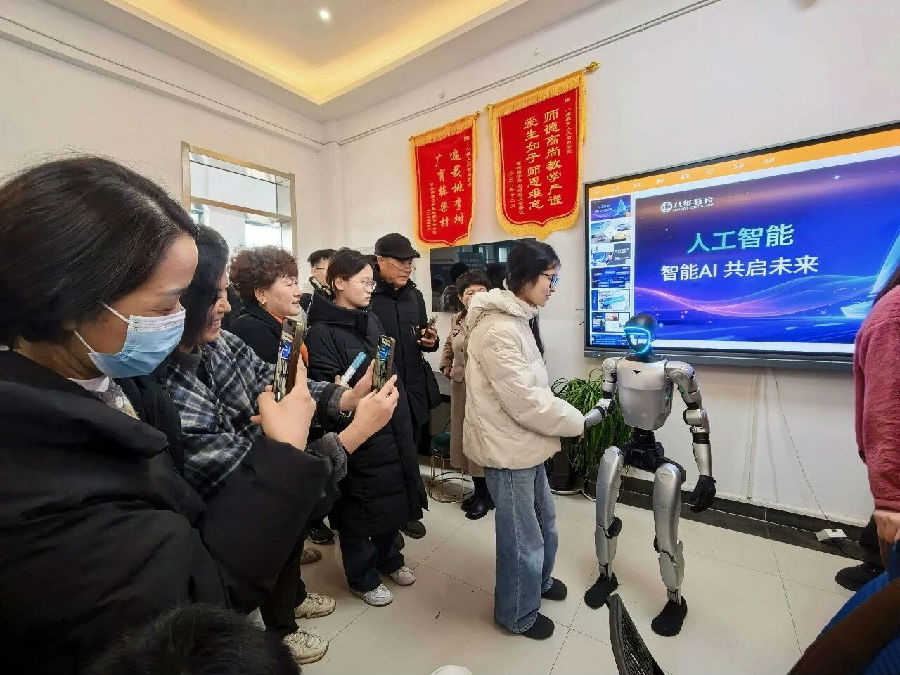 八维职业学校揭秘当养龙虾遇上AI狂潮普通家庭孩子如何逆袭拿高薪