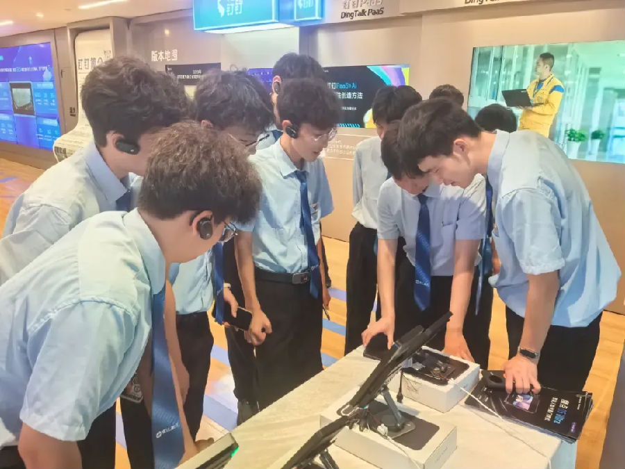 八维职业学校锚定智能时代风口打造优质就业硬核底气助力学子逐梦未来