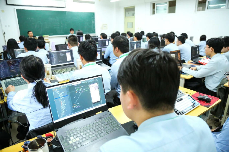 八维职业学校如何用硬核技能给孩子开启优质就业新篇章