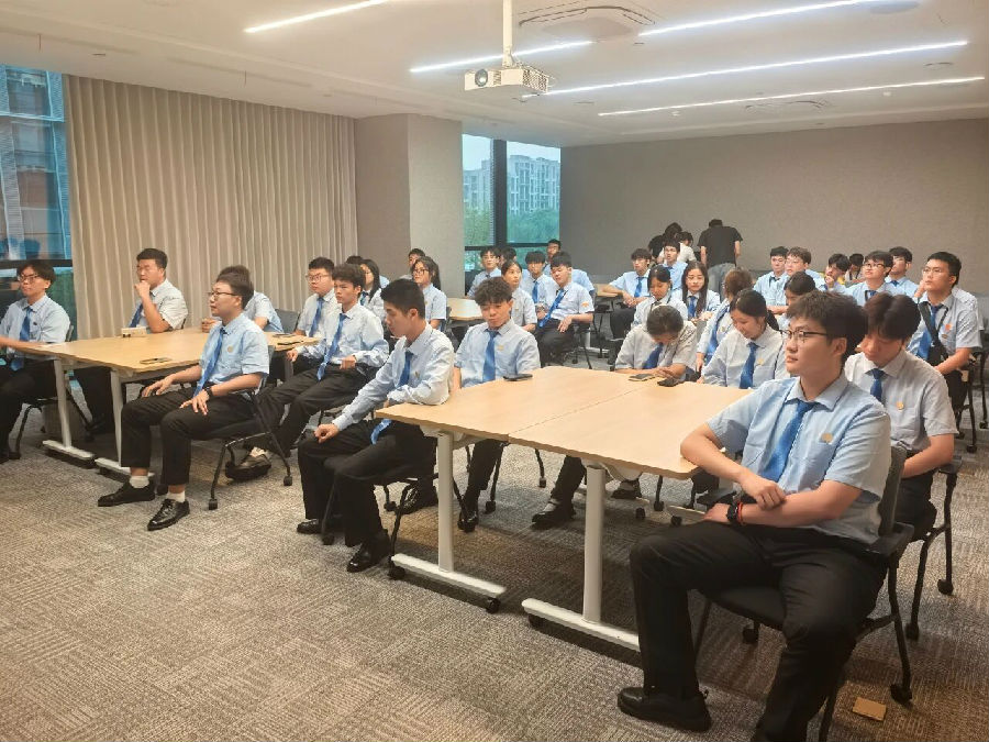 八维职业学校锚定新质生产力赛道让孩子手握优质就业通行证