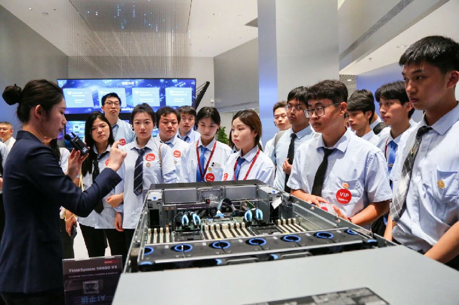 八维职业学校开启通向未来AI浪潮科技之门赋能学生赢在智能时代