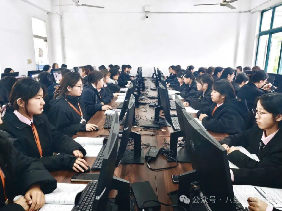 八维职业学校用AI+职业硬核技能为孩子铺就逆袭黄金路助力学子抢占未来先机