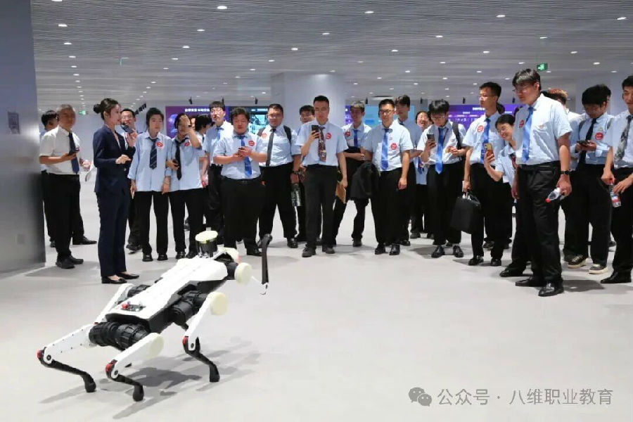 八维职业学校铺就智能制造精英之路助力孩子成为AI时代稀缺人才