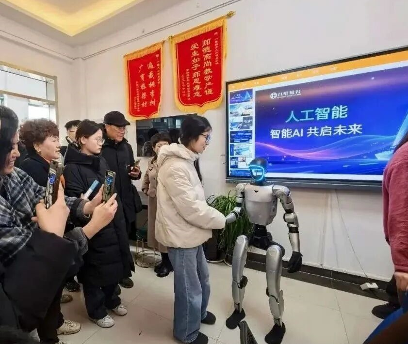 八维职业学校用“人工智能+”赋能下一代核心竞争力，让孩子赢在未来的起跑线