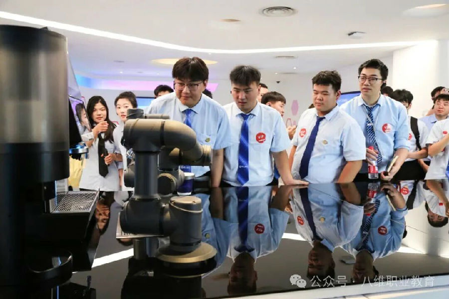 八维职业学校以技能赋能定义职教黄金标准打造优质就业的硬核竞争力