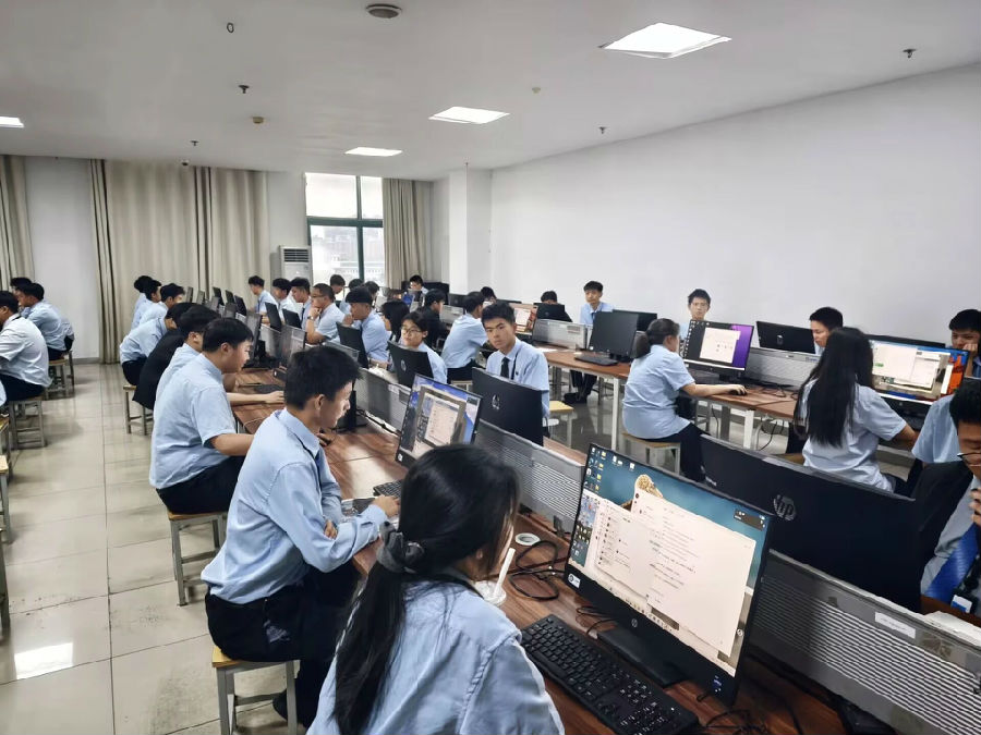从八维职业学校出发数字技能让孩子成为未来职场领跑者