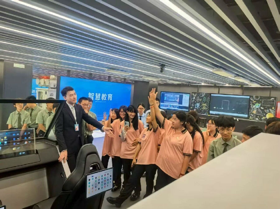 八维职业学校培养数字化转型核心人才抢占新质生产力时代先机